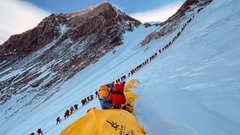エベレストの全登山者に追跡チップ使用義務づけ　ネパール